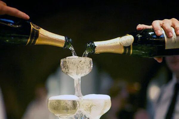 Тесто из шампанского. Шампанское бутылка. Горка из бокалов шампанского. Разлитие шампанского в бокалы. Колодец для шампанского.