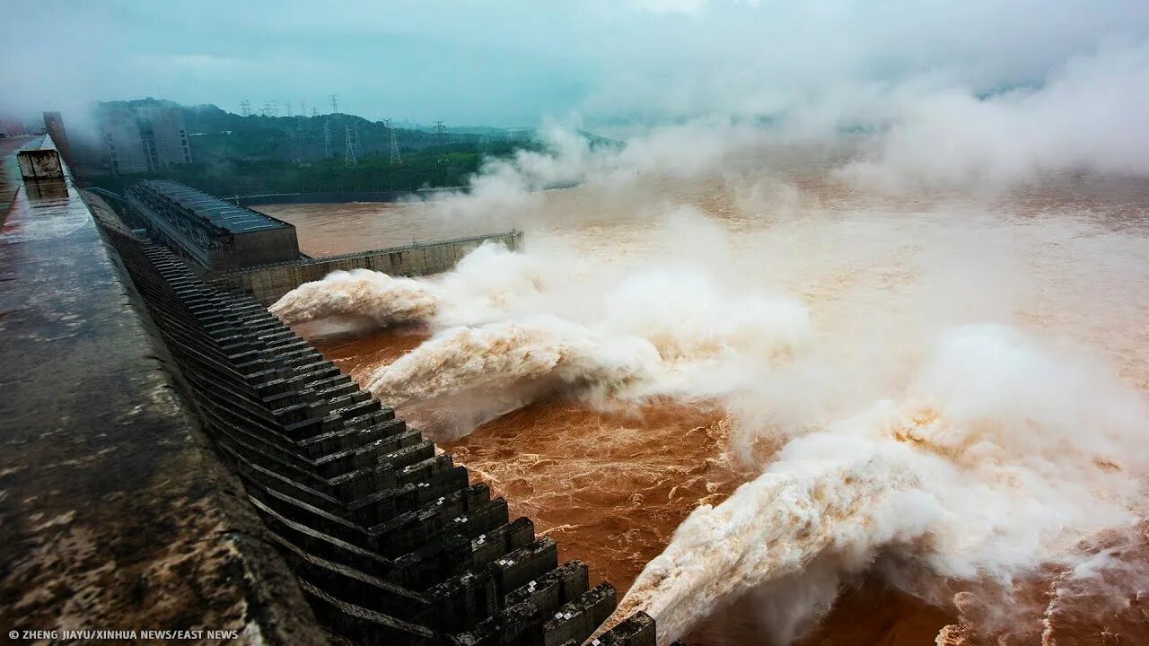 Люди перегородили реку большой плотиной вода. Прорыв плотины ГЭС. Огромная дамба. Самая большая плотина в мире. Самая высокая плотина в мире.