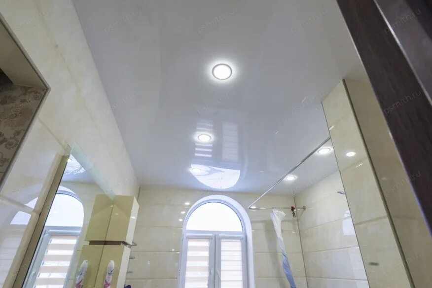 Глянцевый потолок в ванной. Глянцевый потолок в ванне. Глянцевый потолок в санузле. Глянцевый потолок в туалете.