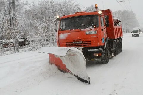 Снегоуборочная машина до обеда расчистила участок