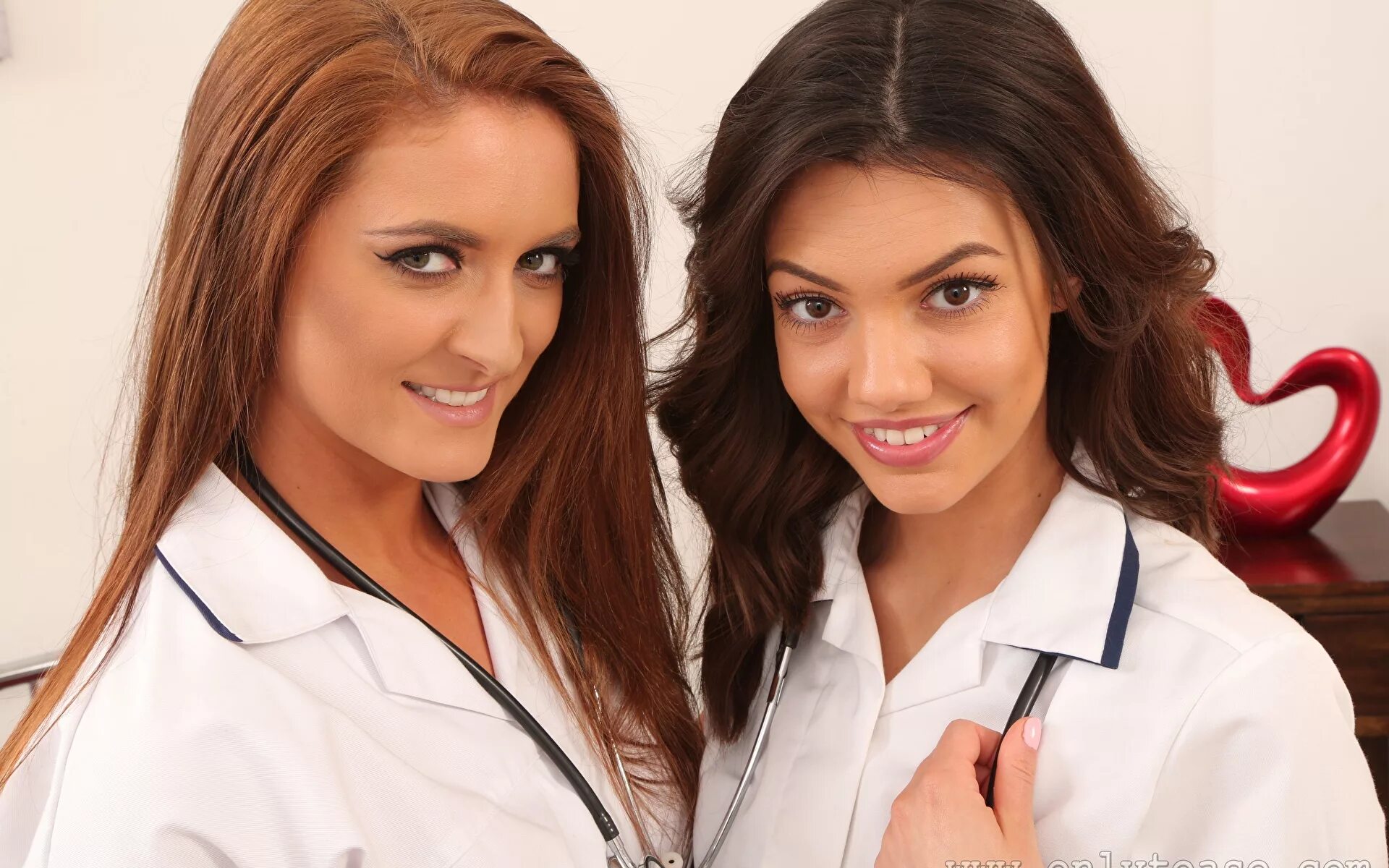 две медсестрички. две женщины врача. медсёстры 2 фильм. милые медсестры. две медсестрички.