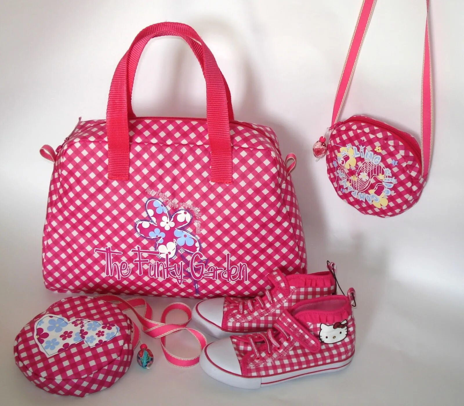 Сумочки для девочек 8 лет. Сумочка детская хеллоу китти. Девушка с сумкой. Красивые сумочки для девочек. Красивые девчачьи сумки детские.