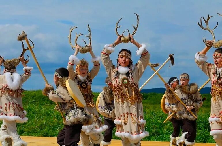 Танец чукчи. Чукчи Коряки эвенки. Эвенки, эвены, нанайцы, Коряки, чукчи. Коряки народы дальнего Востока. Ненцы эвенки.