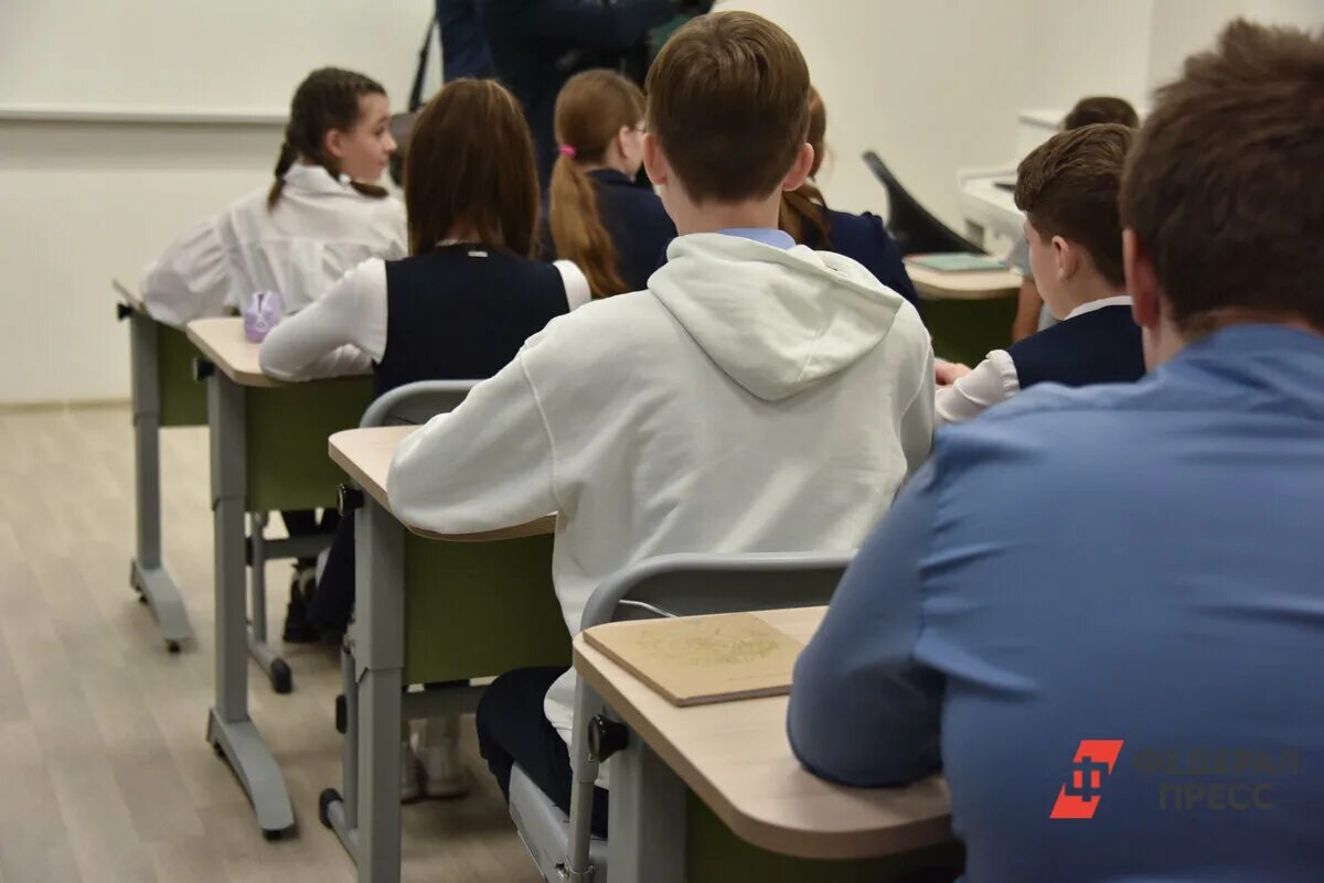Картинки необходимо ввести в школах новую должность-школьного юриста. Школа сестер. Школьники за партой со спины. Переутомление ребёнка в школе. Старшеклассники в школе.