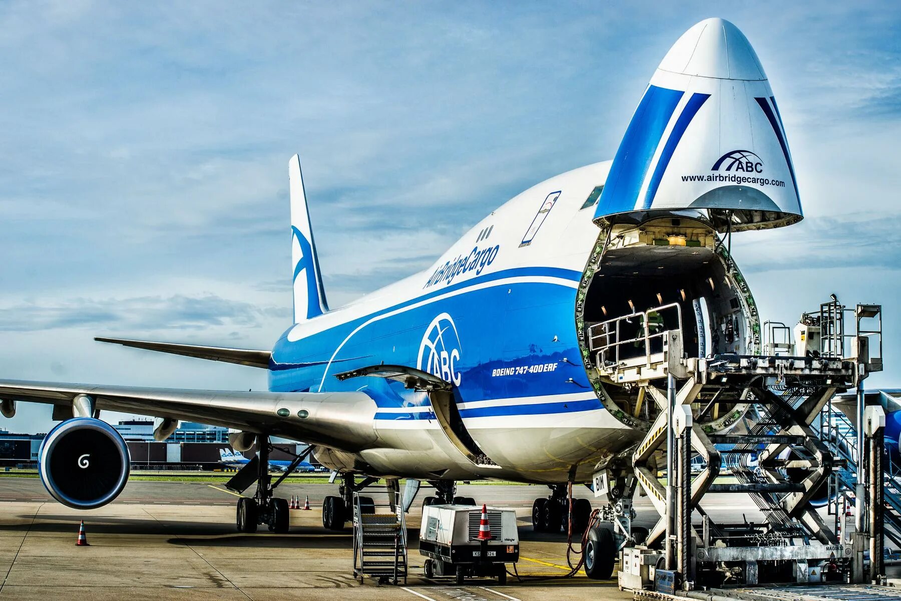 Авиакомпании перевозчики. Боинг 747 AIRBRIDGECARGO. Грузовой самолёт Боинг 747-400. Боинг 747 ABC Cargo. AIRBRIDGECARGO 747 400.