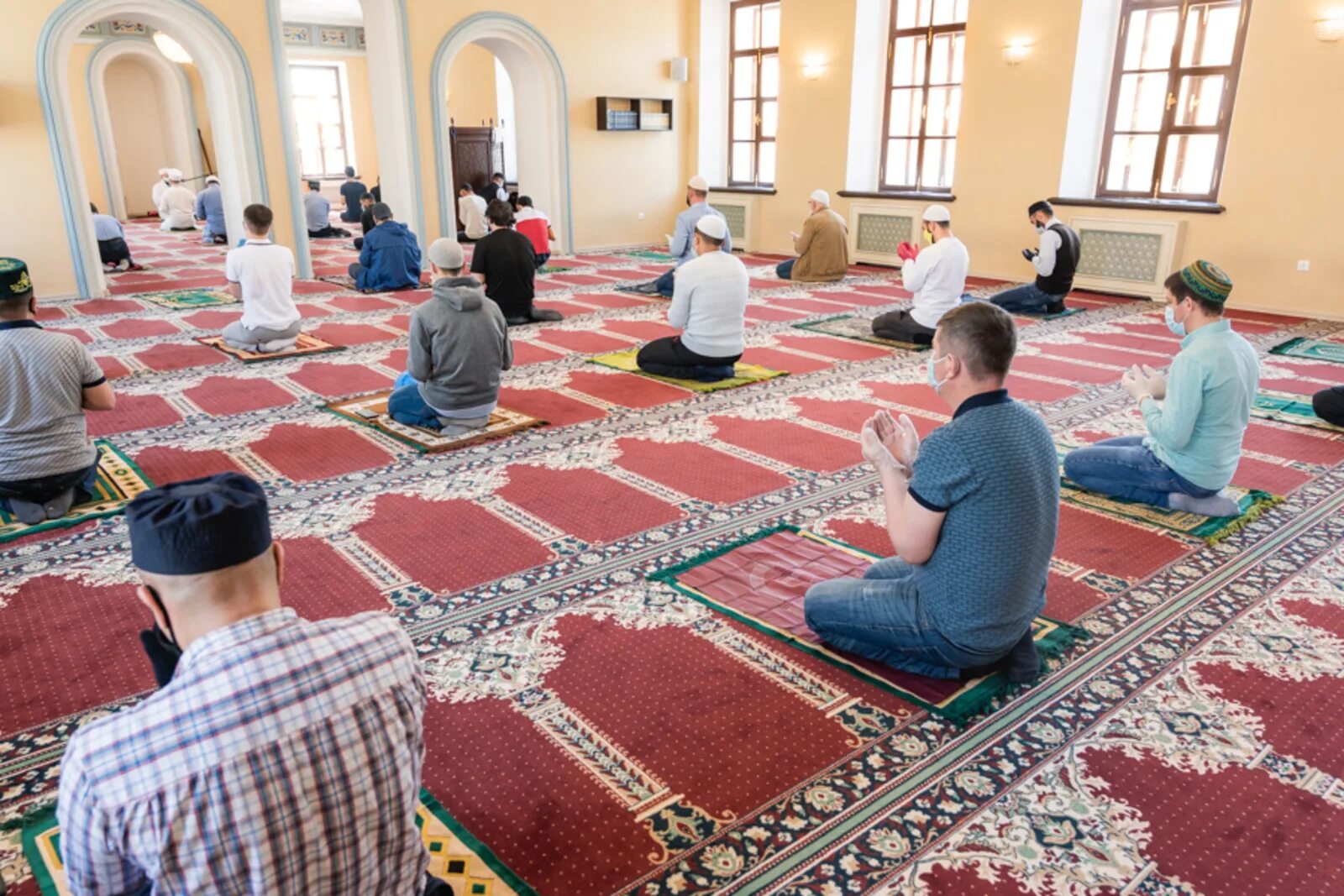 Намаз яхрома сегодня. Мечеть намаз Татарстан. Намаз в мечети Гянджи. Люди в мечети. Мечеть внутри с людьми.