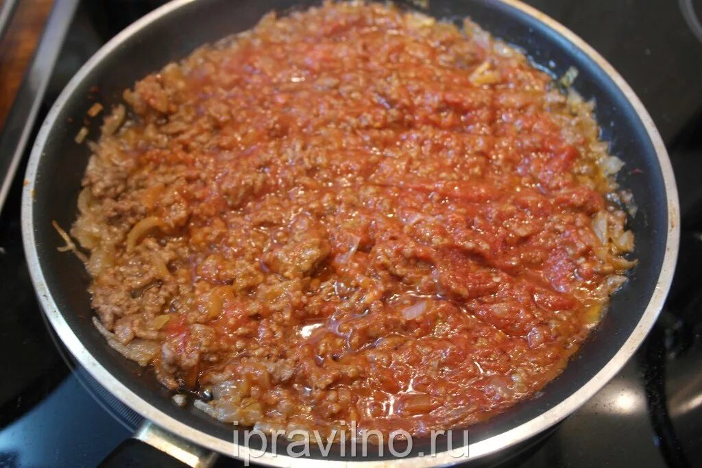 Как вкусно потушить фарш. Фарш с луком на сковороде и томатной пастой. фарш с кетчупом подлив. лазанья с фаршем на сковороде. лазанья в томатной подливкой.