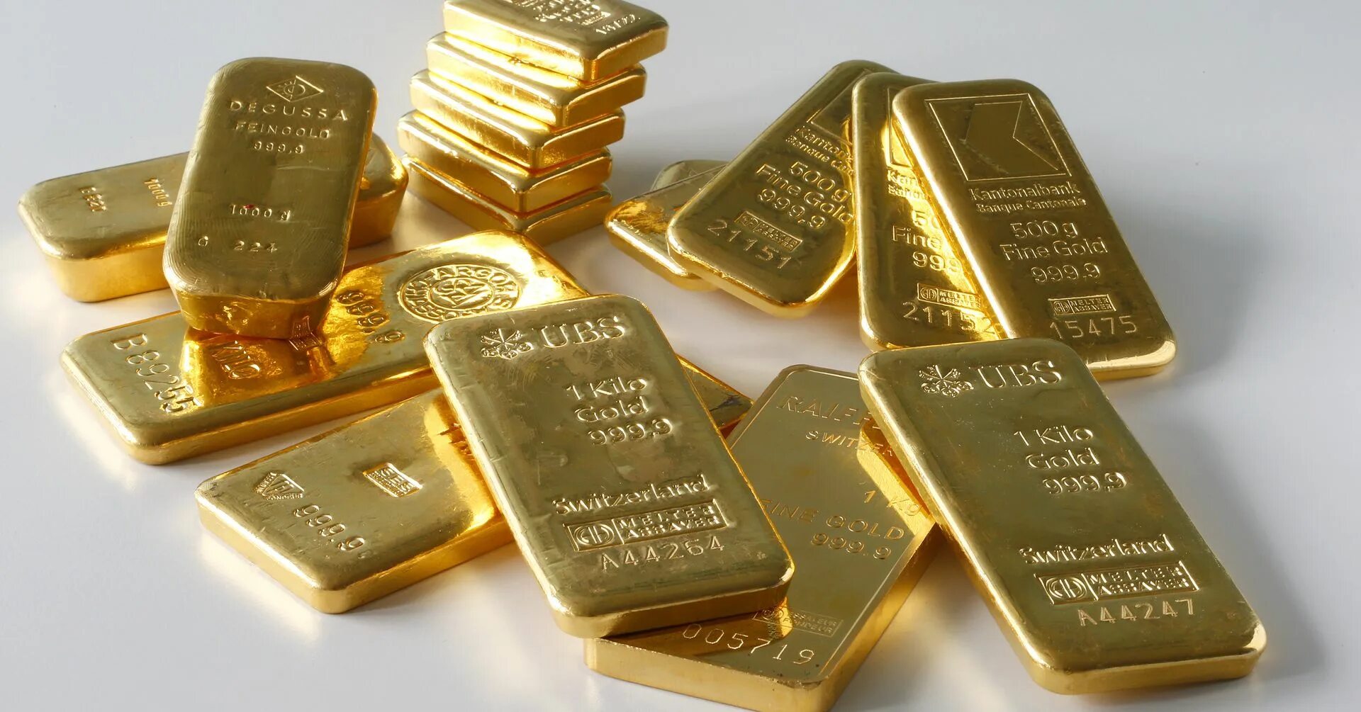 Слиток золота 250 грамм. Слиток золота 500g. Слиток fine gold 1000. Золото degussa. Слиток золотой.