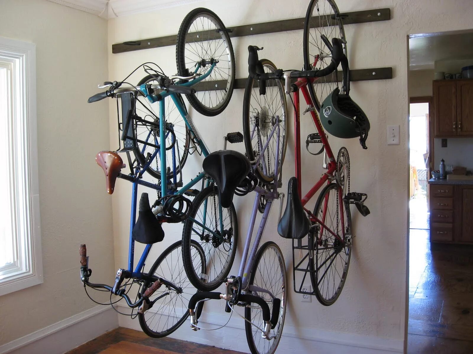 Под повесить. Велосипед на стене. Держатель для велосипеда на стену. Хранение велосипедов. Крепеж под велосипед на стену.