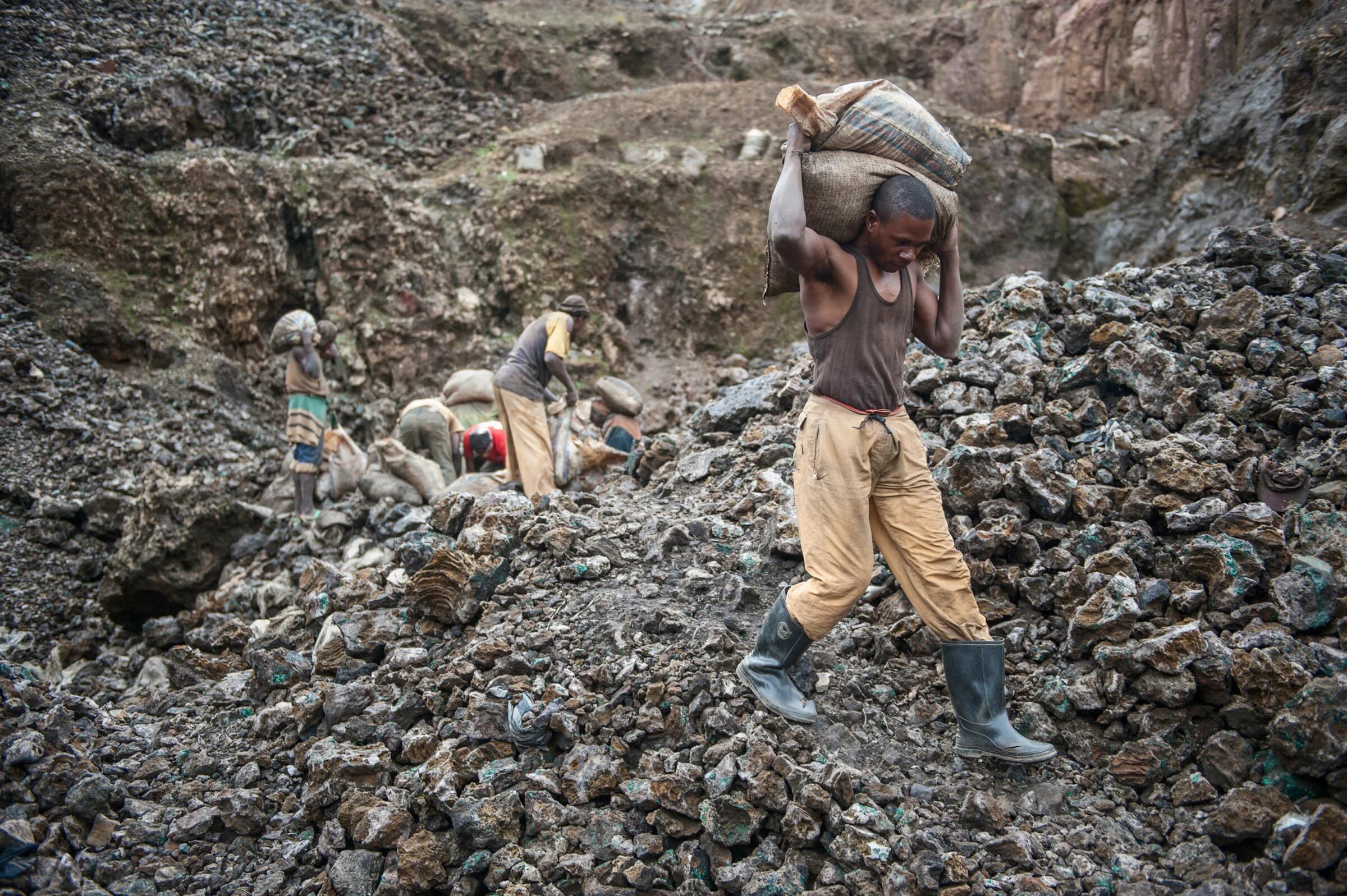 Кобальтовые Шахты в Конго. Кобальтовые Рудники в Конго. Демократическая Республика Конго добыча кобальта.
