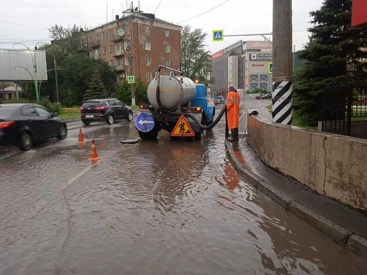 Машина которая откачивает воду. Затопление. Городской потоп. Городские машины. Омск отключение света