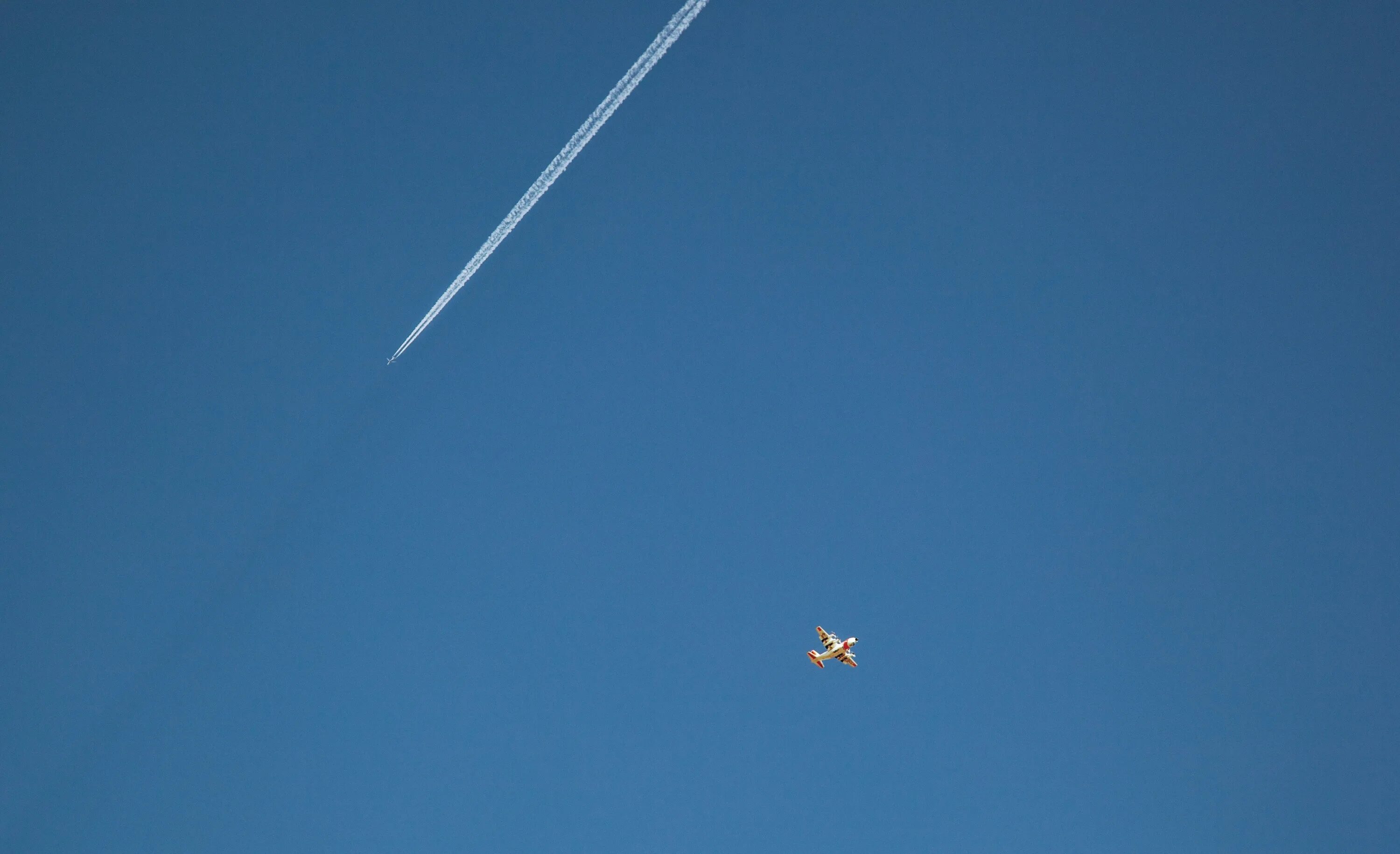 Несколько самолетов в небе. Самолет в небе. Cfvjktn DF yt,t. Самолёт высоко в небе. Самолет высоко в небе вид с земли.