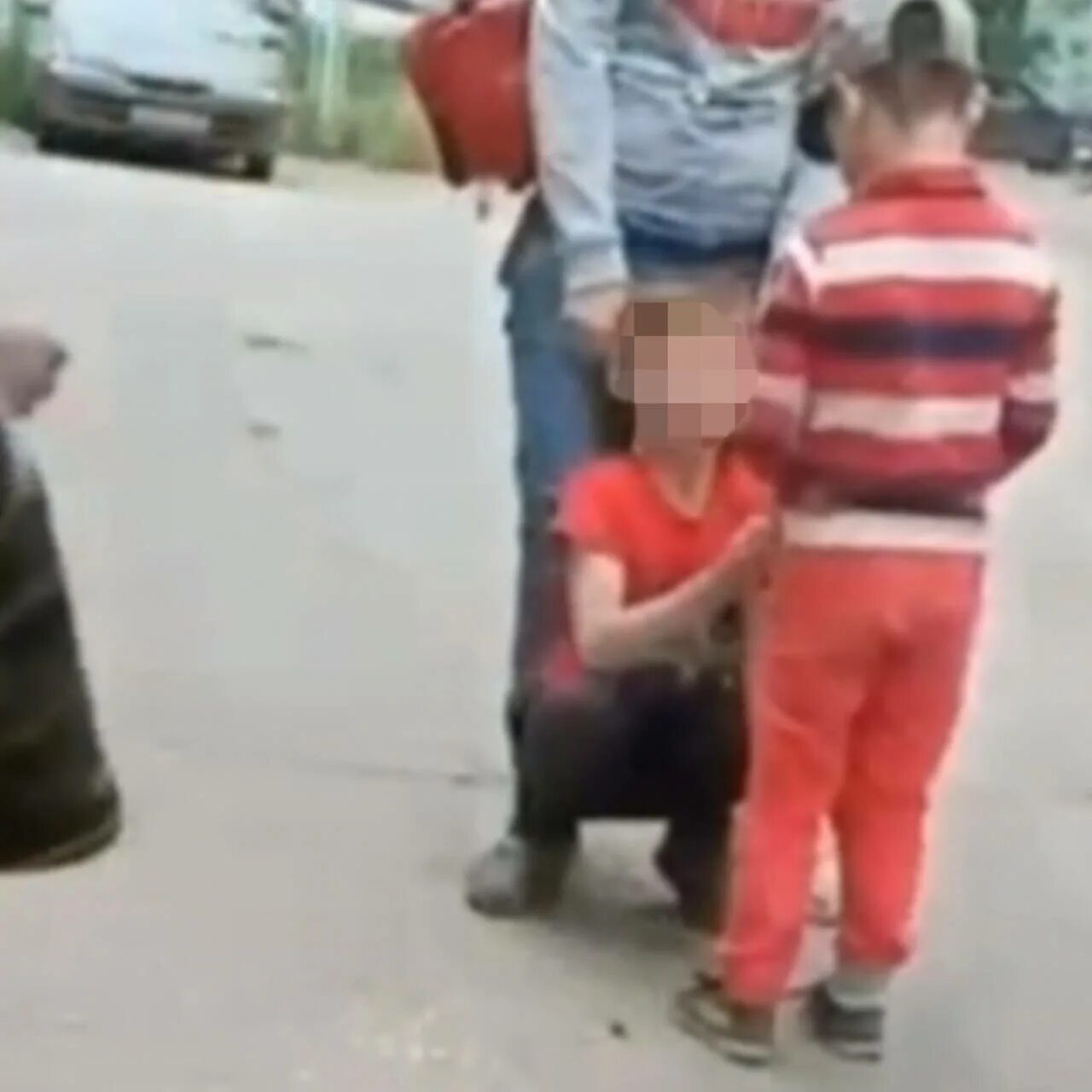 Детей в школах ставят на колени. Детей в школах ставят на колени. Дети в детском саду на коленях. Телефон на коленях в школе. Детский сад 220 заведующий краснодар.