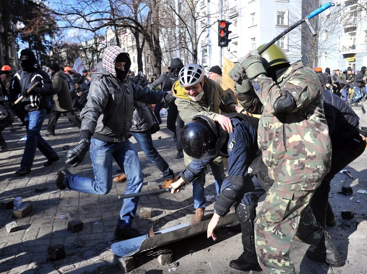 Беркутовцы на майдане. Беркут Украина Майдан на Украине в 2014. Майдауны избивают Беркут 2014.