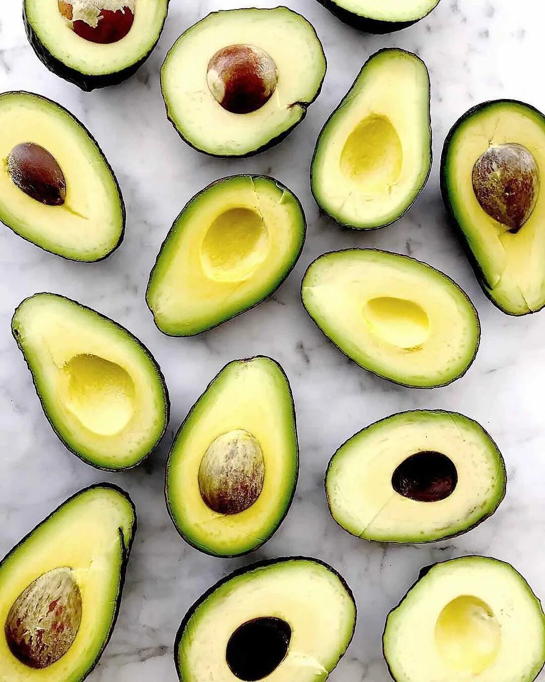 авокадо и зелень. маракуйя и авокадо. авокадо эстетика. авокадо это ягода. авокадо чилийский.