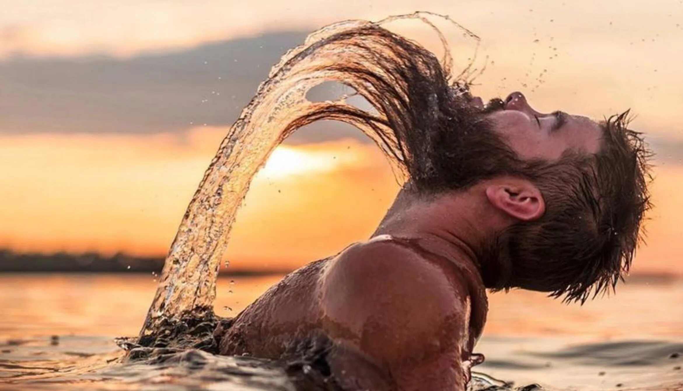 Мокрые волосы мужчины. Девушка выныривает из воды. Волосы из воды. Мужчина волосы из воды. Волосы из воды девушка.