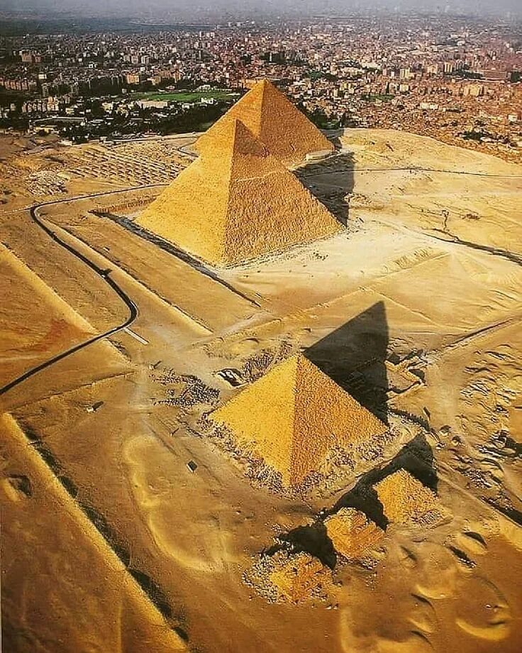 Ancient pyramids. Пирамида Хеопса древний Египет. Пирамида Гиза Египет. Пирамида Хеопса Каир. Пирамида Хефрена в Египте.