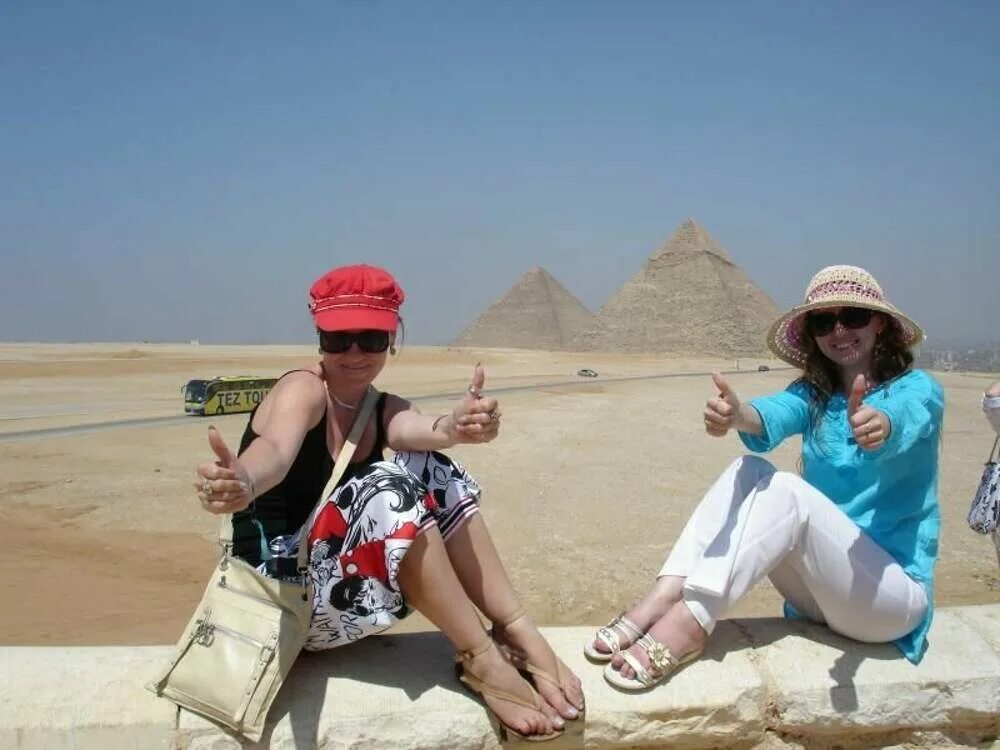 Шарм-Эль-Шейх туристы. Туристы в Египте. Египет туризм. Девушка отдыхает в Египте. Почему он едет в египет