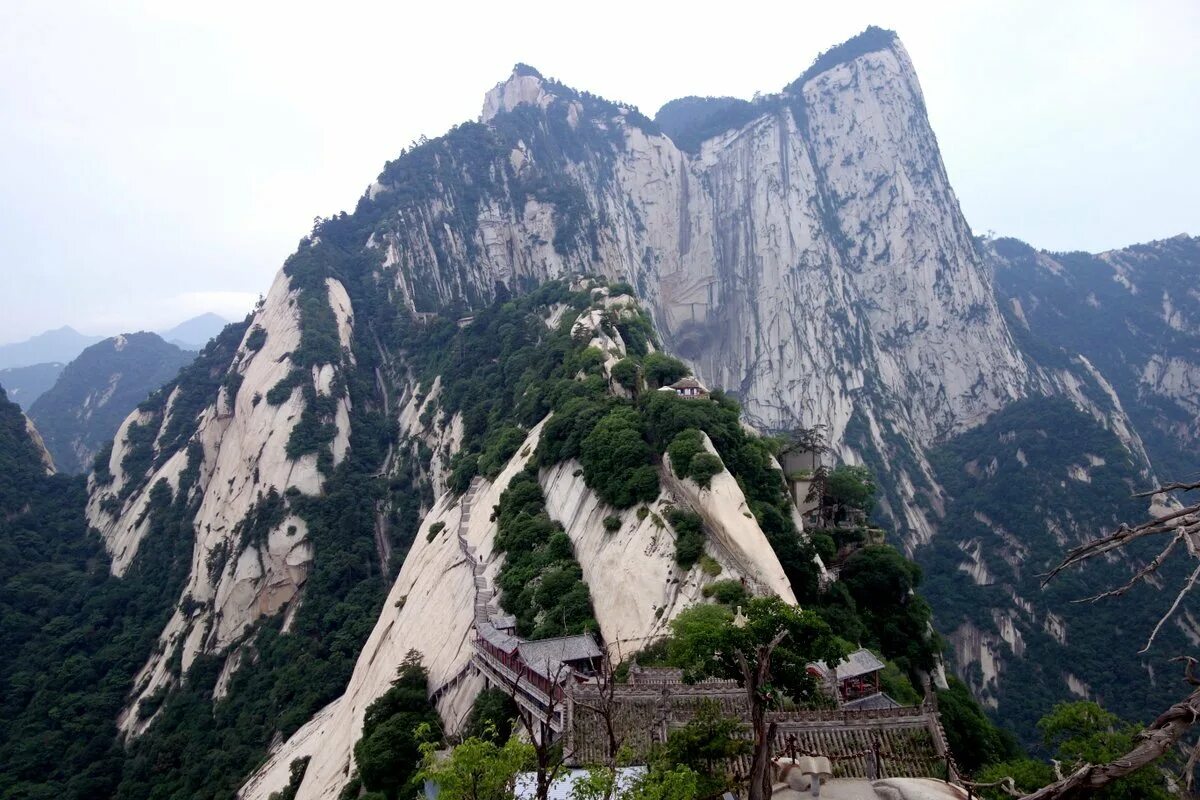 Основные горы китая. Хуаншань горы в Шэньси. Горы Хуаншань (провинция Аньхой). Гора Удашань. Гора Хуаншань тропа смерти.