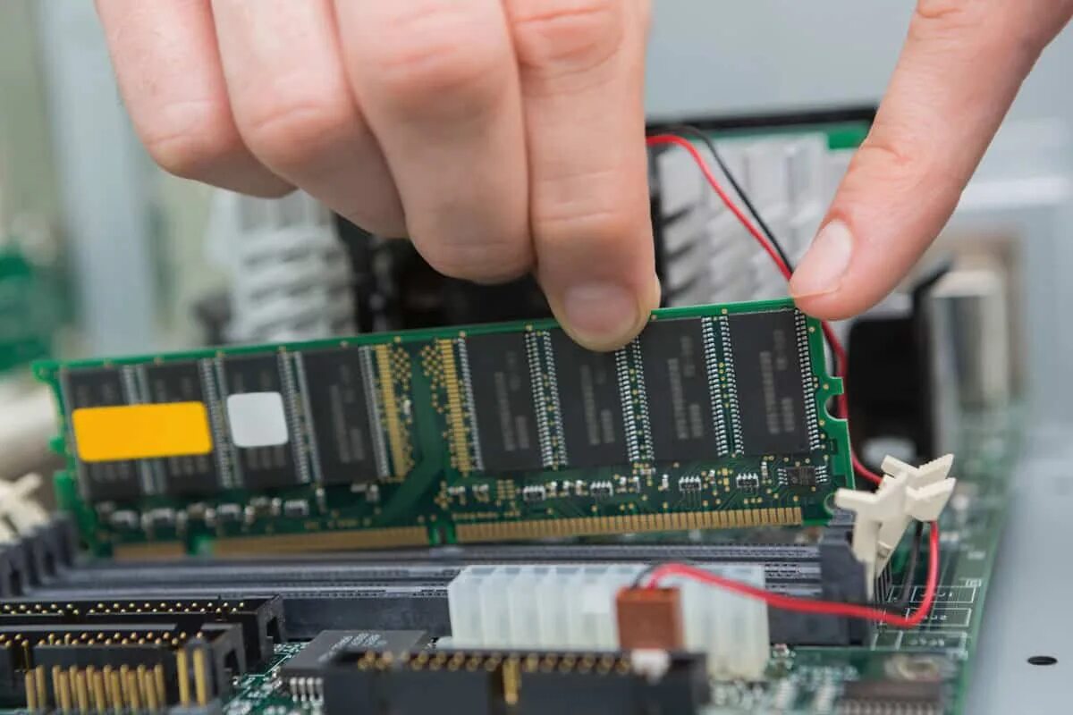 Checking ram. Замена озу на пк. замена оперативной памяти на компьютере. тестирование оперативной памяти (ram). плашка памяти на пк.