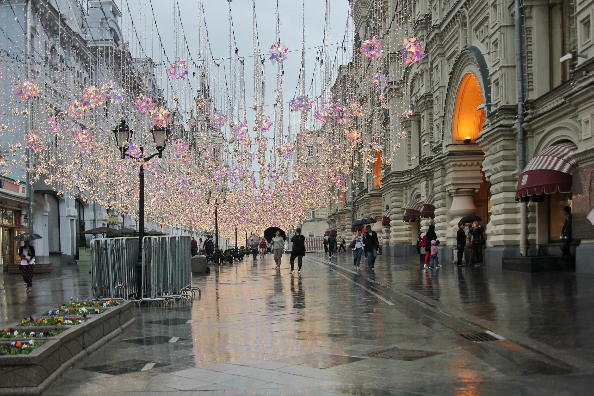 Улицы москвы лето. Никольская улица Москва лето. Никольская улица Москва летом. Улица Никольская Москва летом 2022. Никольская улица Москва сейчас.