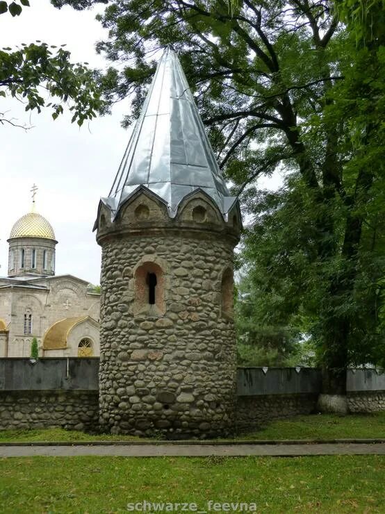 Прогноз погоды в алагире на 10. Алагир монастырь. Крепостная стена Владикавказ. Алагир Владикавказ.