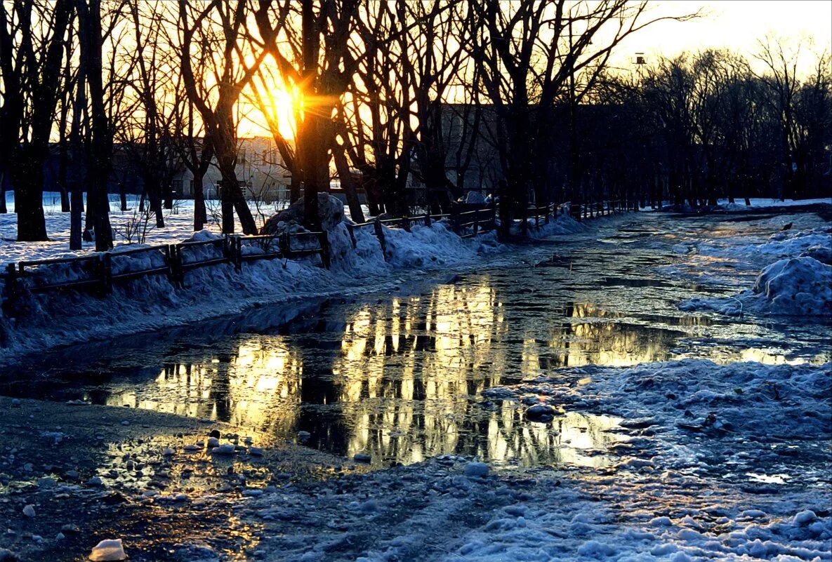 Жаркое сухое лето и прохладная влажная зима. Таяние снега в городе.