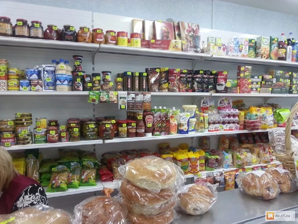 Купить надо в москве. Продуктовый магазин. Продуктовый магазин ассортимент товара. Ассортимент продукции в магазине. Ассортимент продуктов в магазине.