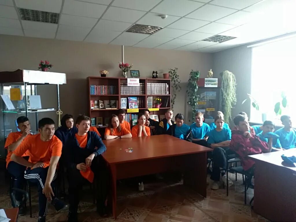 Орск домбаровский переулок 41. Домбаровский школа. Школа голубой факел домбаровский. Голубой факел домбаровский. Голубой факел оренбургская область.