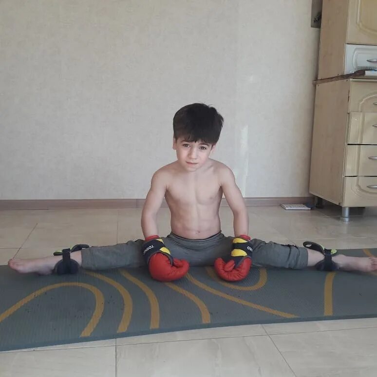 Мир сильных мальчиков. Рахим Куриев. Рахим Куриев отжимается. Самый сильный мальчик в мире Рахим Куриев. Вундеркинды Рахим самый сильный мальчик в мире.