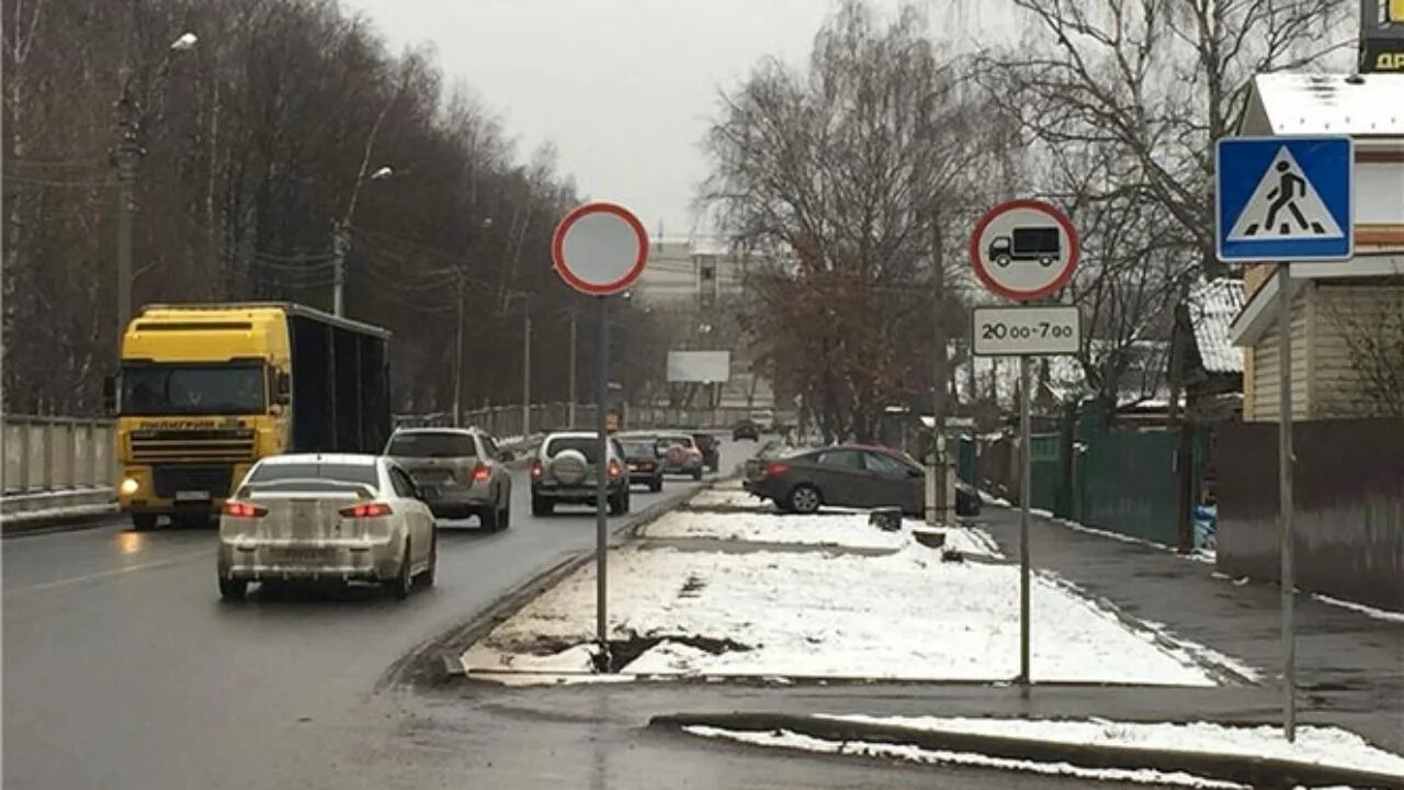 Второе передвижение. Знак движение запрещено на дороге. Дорожный знак сквозное движение. Знак 3.2 на дороге. Въезд запрещен.