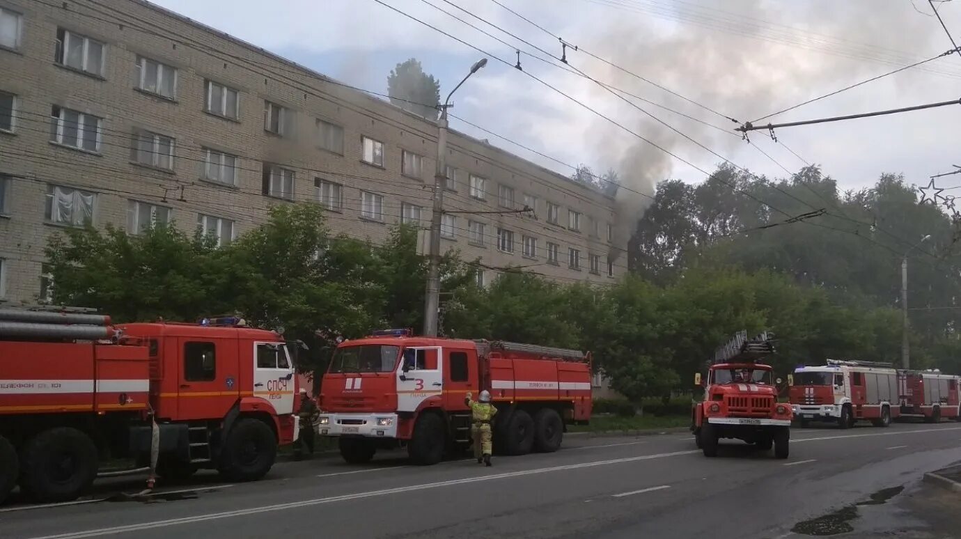 Сгоревшее общежитие. Пожар в общежитии Пенза. Пожар в Беляево. Пожар в общежитии Суворов Тульской области. Пожар в общежитии Вистино.