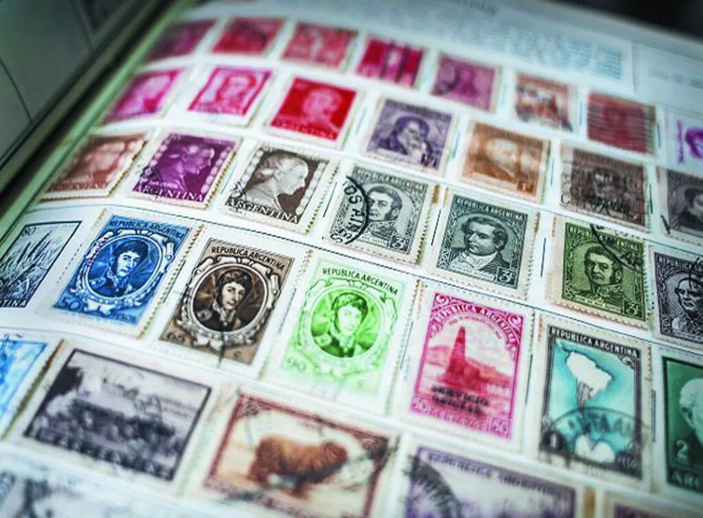 Коллекционирование для детей. Человек который собирает марки. Коллекционер марок. Коллекционер марок. Коллекционер марок.