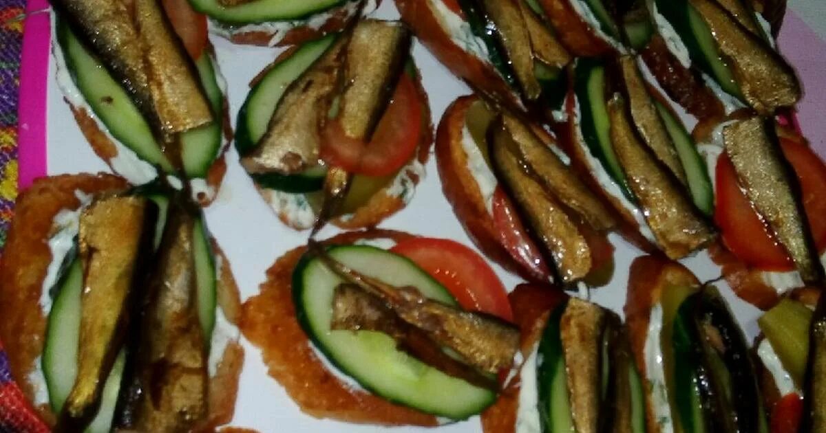Что сделать из шпрот в масле. Бутерброд со шпротами и огурцом. бутерброды со шпротами и соленым огурцом на батоне с майонезом. бутерброды со шпротами и соленым огурцом на черном хлебе. шпроты бутерброды с черным хлебом в духовке.