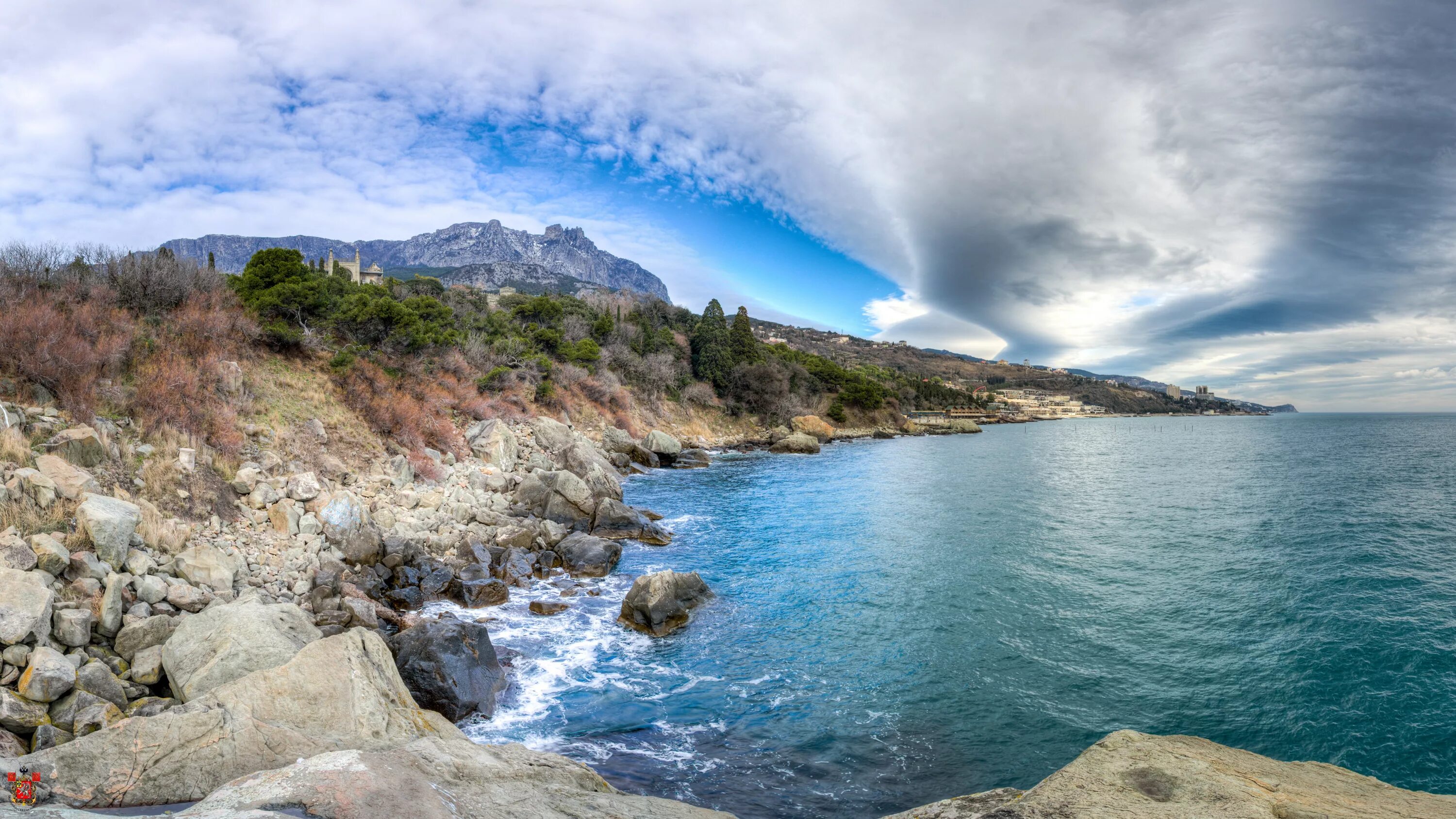 Крым обои на стол. Скала Айвазовского в Алупке. Гора Айвазовского Алупка. Черное море Алупка. Голубая Лагуна Крым.