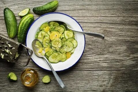 Специальный соус сыр огурцы салат и лук