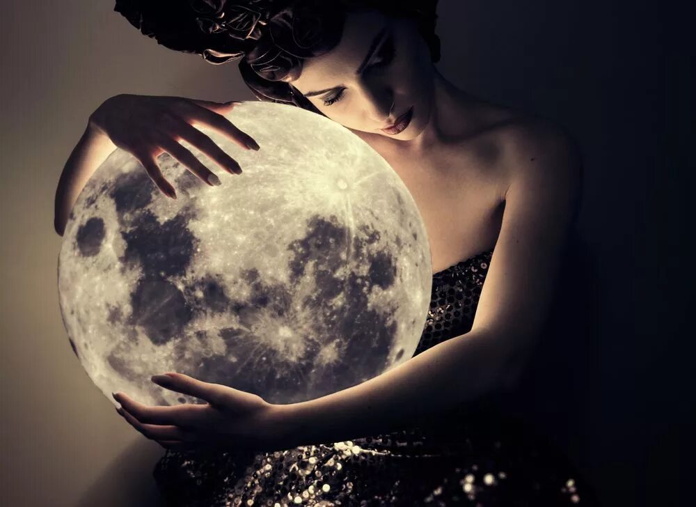 13 мая лунный день. Девушка-Луна. Лунная девушка. Полнолуние девушка. Девушка с шаром в руках.