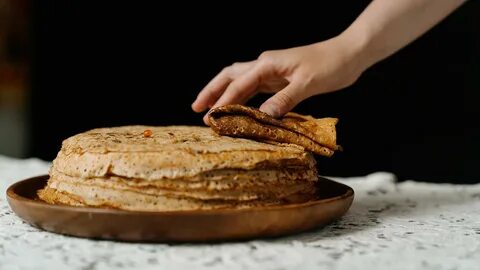 Петербуржцы рассказали, как часто пекут блины на Масленицу