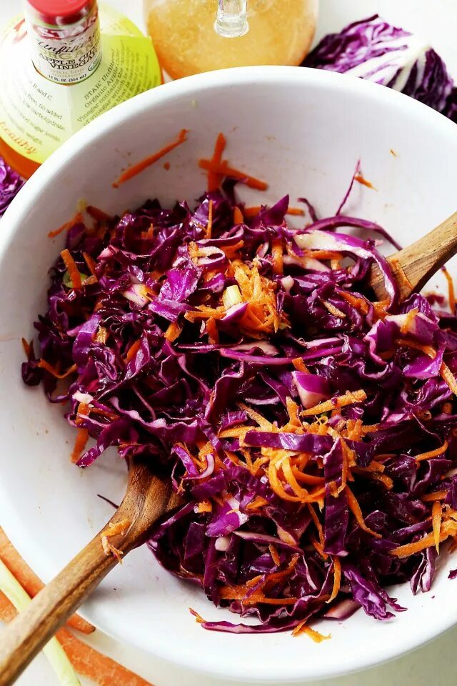 Салат из краснокочанной капусты с маслом. Салат с краснокочанной капустой рецепт с маслом. Синяя капуста. Микрозелень капуста красная. Салат из краснокочанной и белокочанной капусты.