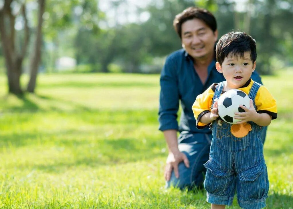 ребенок тащит папу. рюкзак для детей. ребенка тащат за руку. мужчина с ребенком за руку. прогулка с папой.
