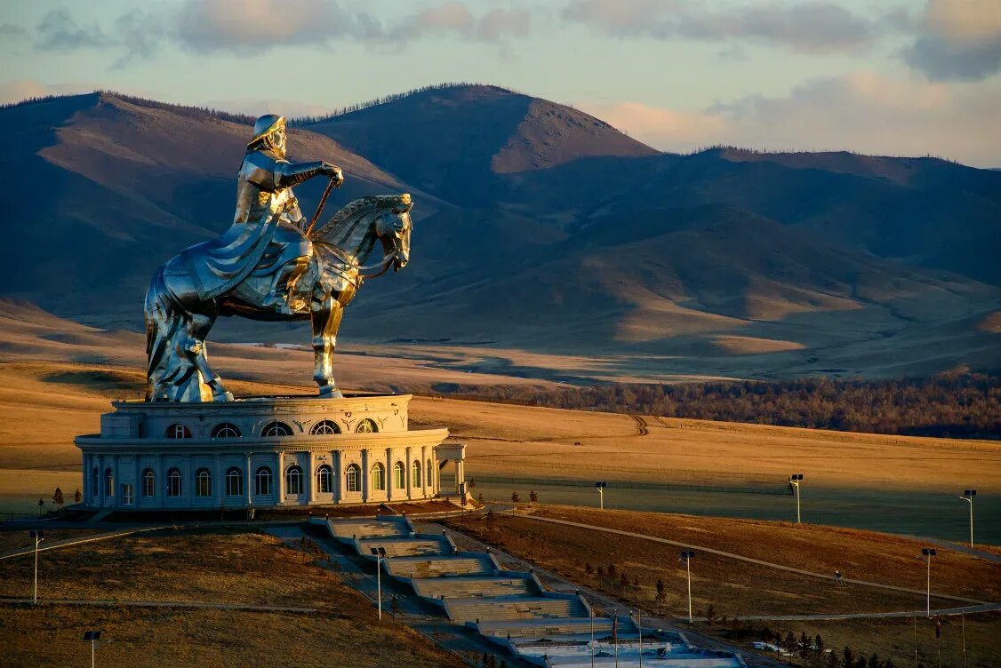 Статуя Чингисхана в Улан-Баторе. Статуя Чингисхана в Монголии высота. Монголия Улан Батор музей.