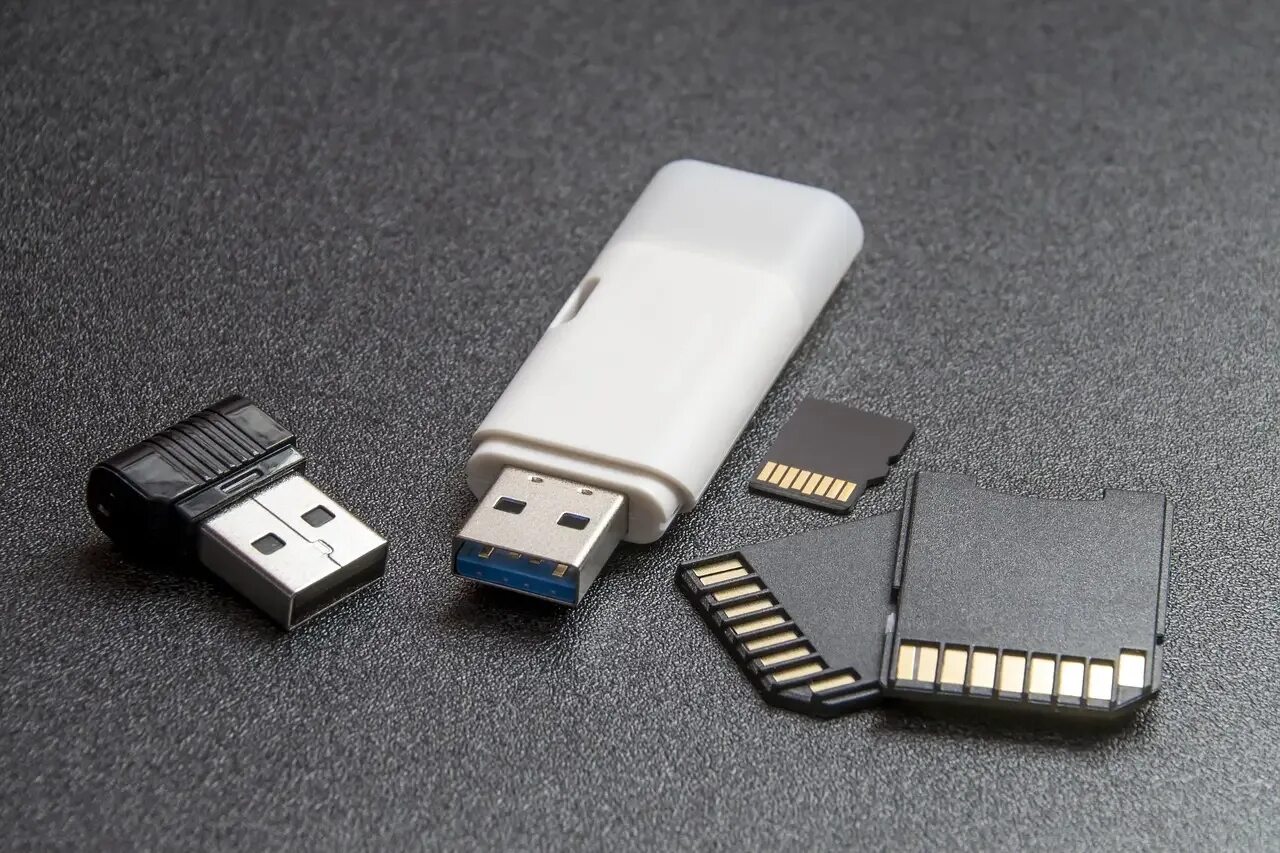 Flash memory. Флешка фат 32. Flash память. Флешка с защитой. Карта флеш памяти.