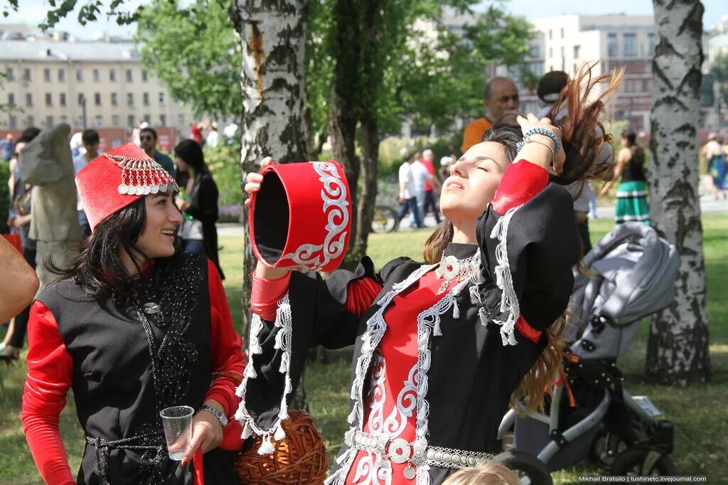 Привет на армянском. Барев. Барев дзес. Барев дзес ахпер. Барев дзес.