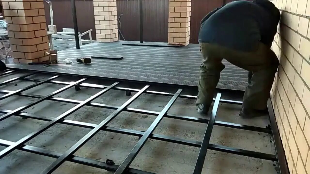 Доска дпк видео. Монтаж террасной доски дпк. каркас под террасную доску. металлический каркас под террасную доску. монтаж террасной доски из дпк.