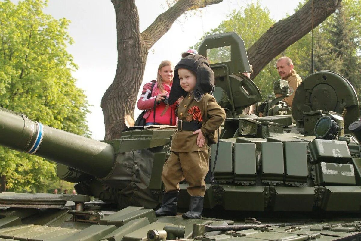 Какой т танкиста. Танкист. Человек рядом с танком. Дети на танке. Военный танкист.