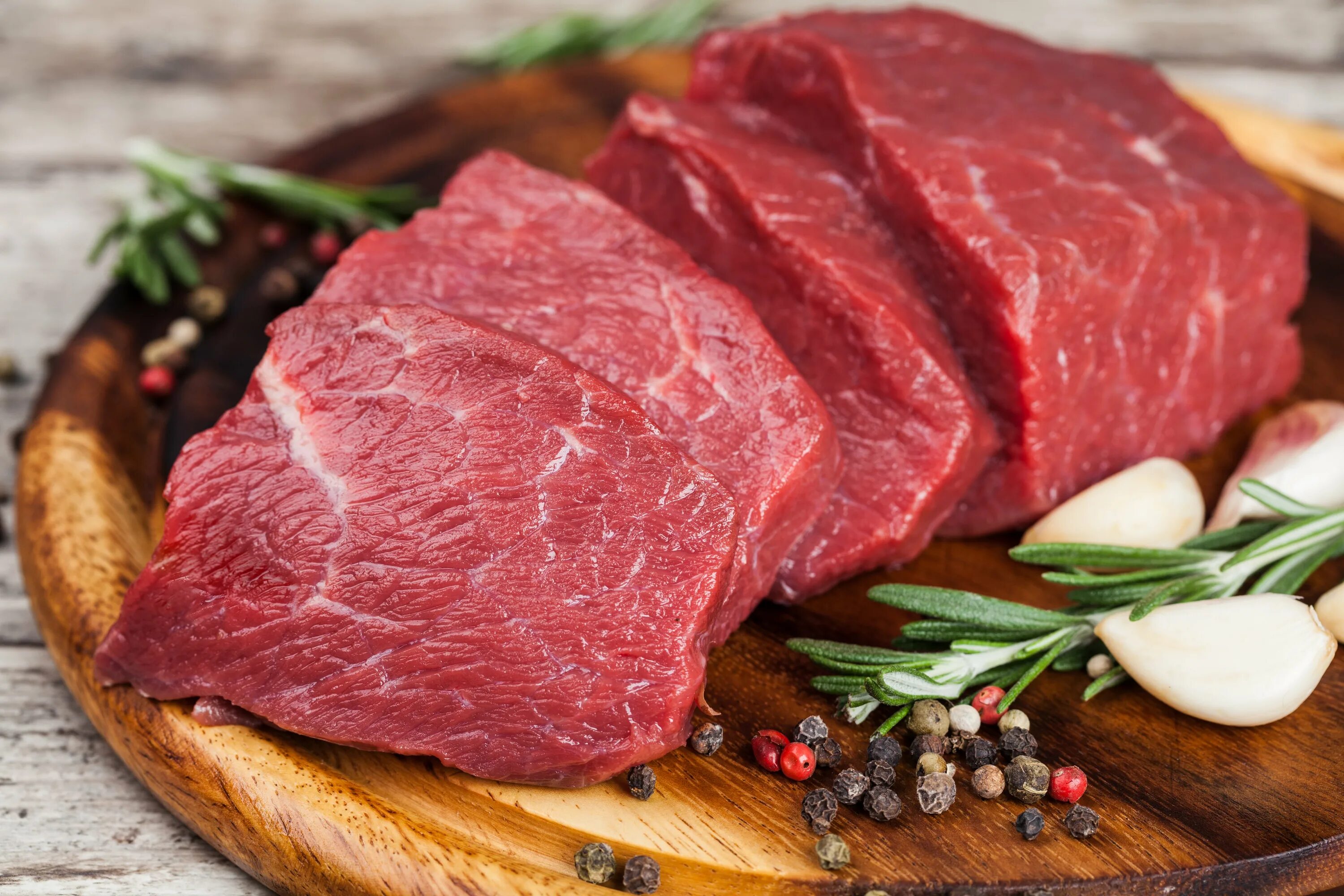 Красное мясо животных. Мясо. Мясо говядина. Свежее мясо. Красивое мясо.