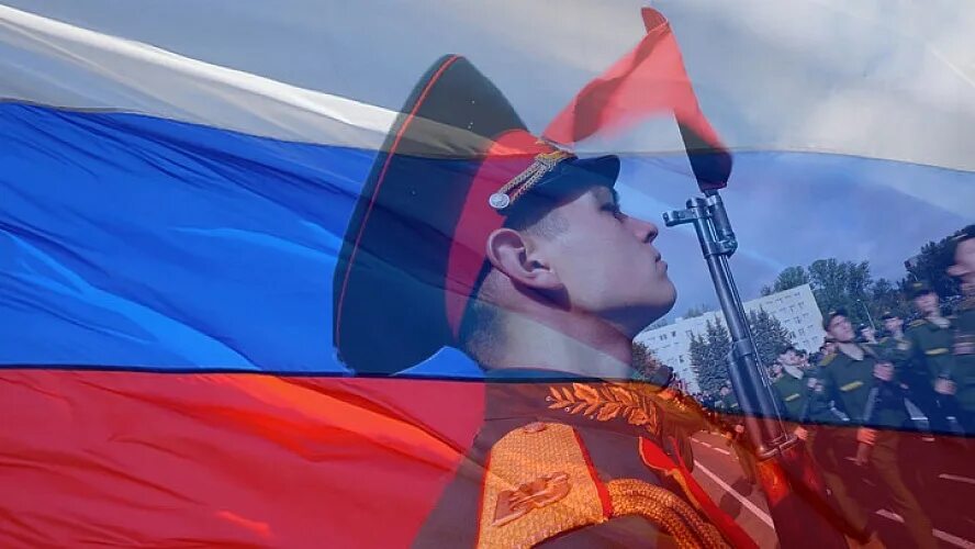 Патриотизм. Российские военные с флагом. Солдат на фоне российского флага. Солдат с российским флагом.
