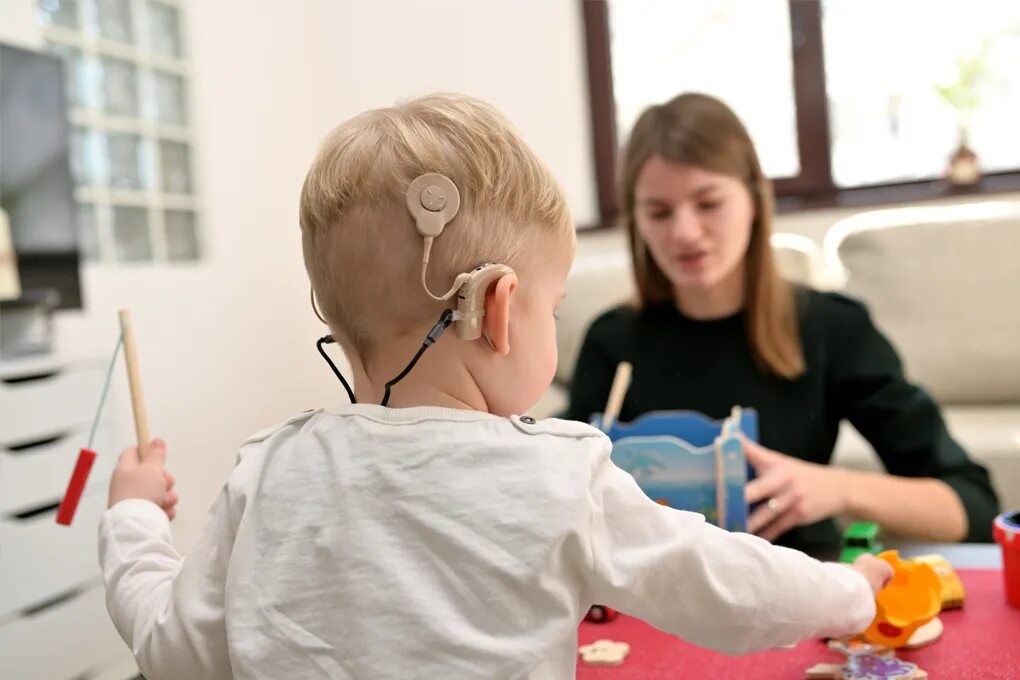 The hearing over. Аппарат для глухих кохлеарная имплантация. Дети с нарушением слуха.. Кохлеарная имплантация что это такое у ребенка. Ребенок с кохлеарным имплантом.