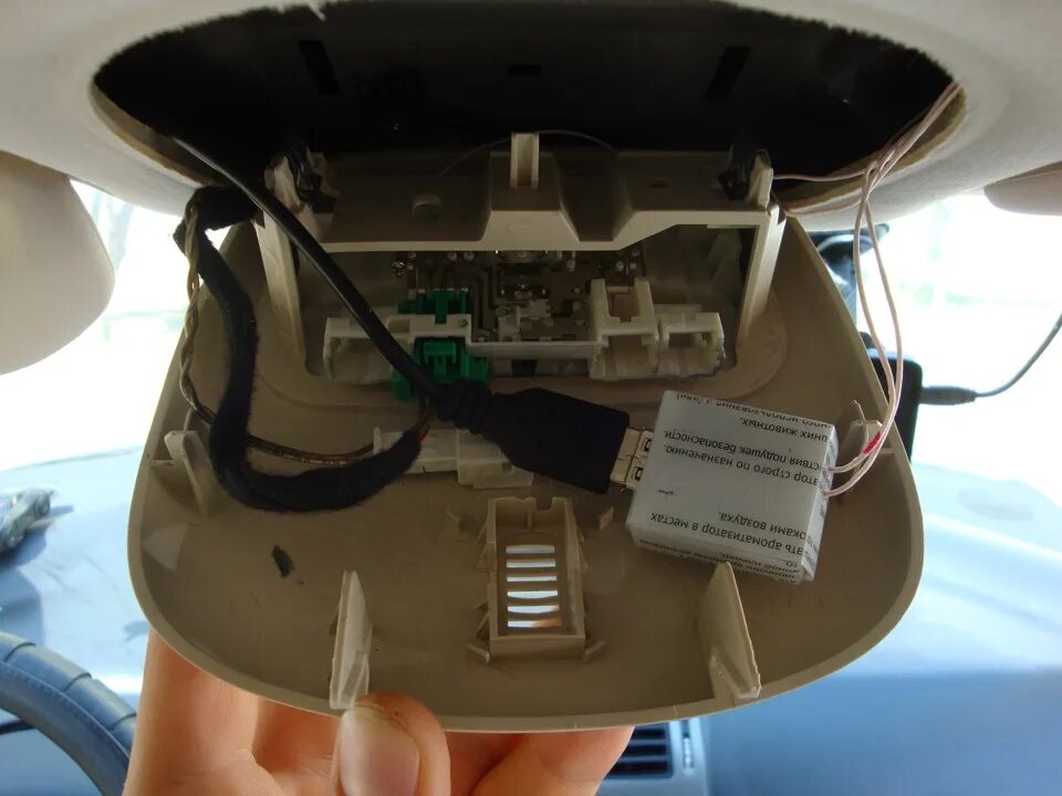 Как снять плафон освещения ситроен с4 Установил регистратор DVR P9. Часть 1 (без задней камеры) Citroen C5 (2G), 2 л
