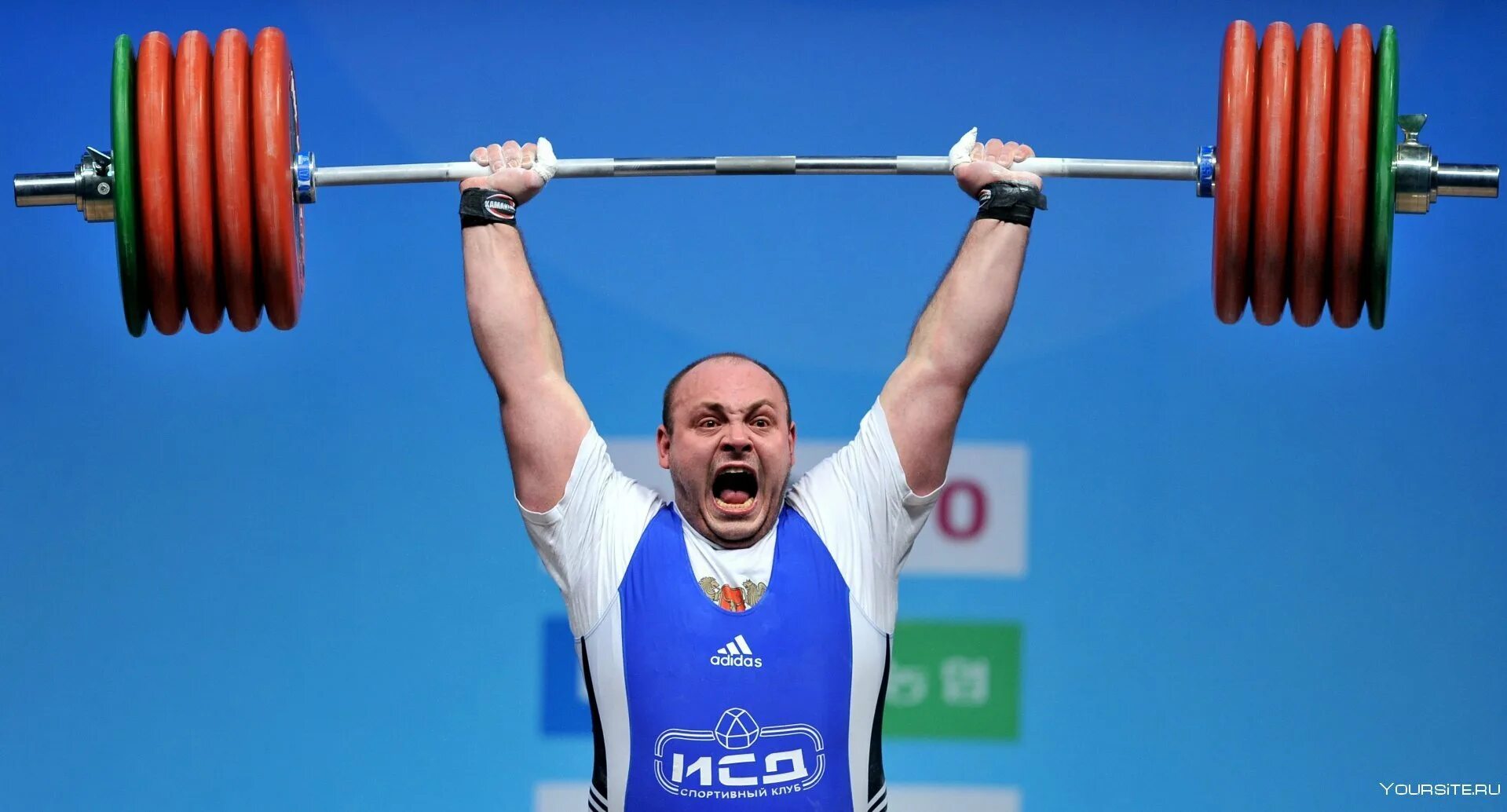 Леонид тараненко рекорд. Спортивные рекорды. Рекордсмен по тяжёлой атлетике у которого пошла кровь из носа. Штангист сергей флерко. Рекорд штанги над головой.